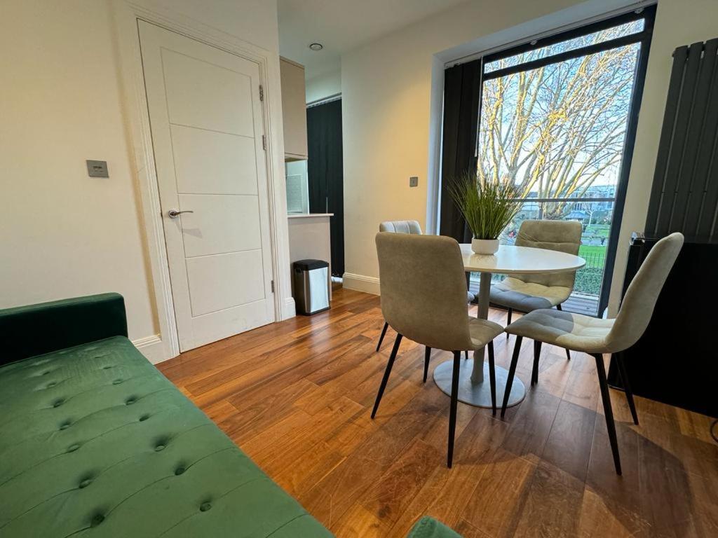2 Bed 2 Bath Balcony View Wimbledon Tennis