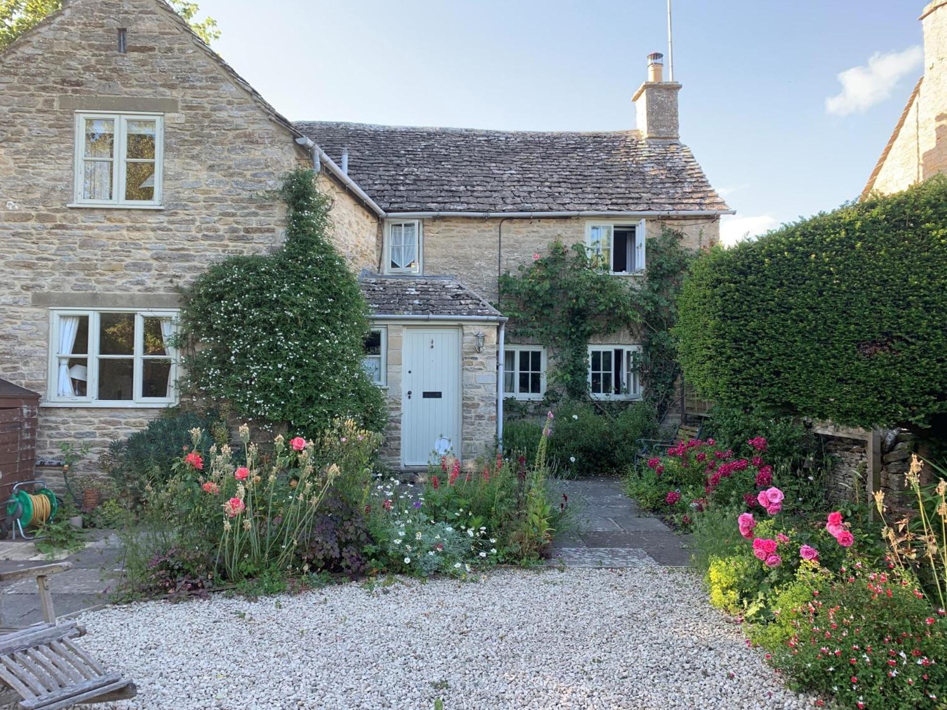 2 Bed in Cirencester oc-hic05 view 3