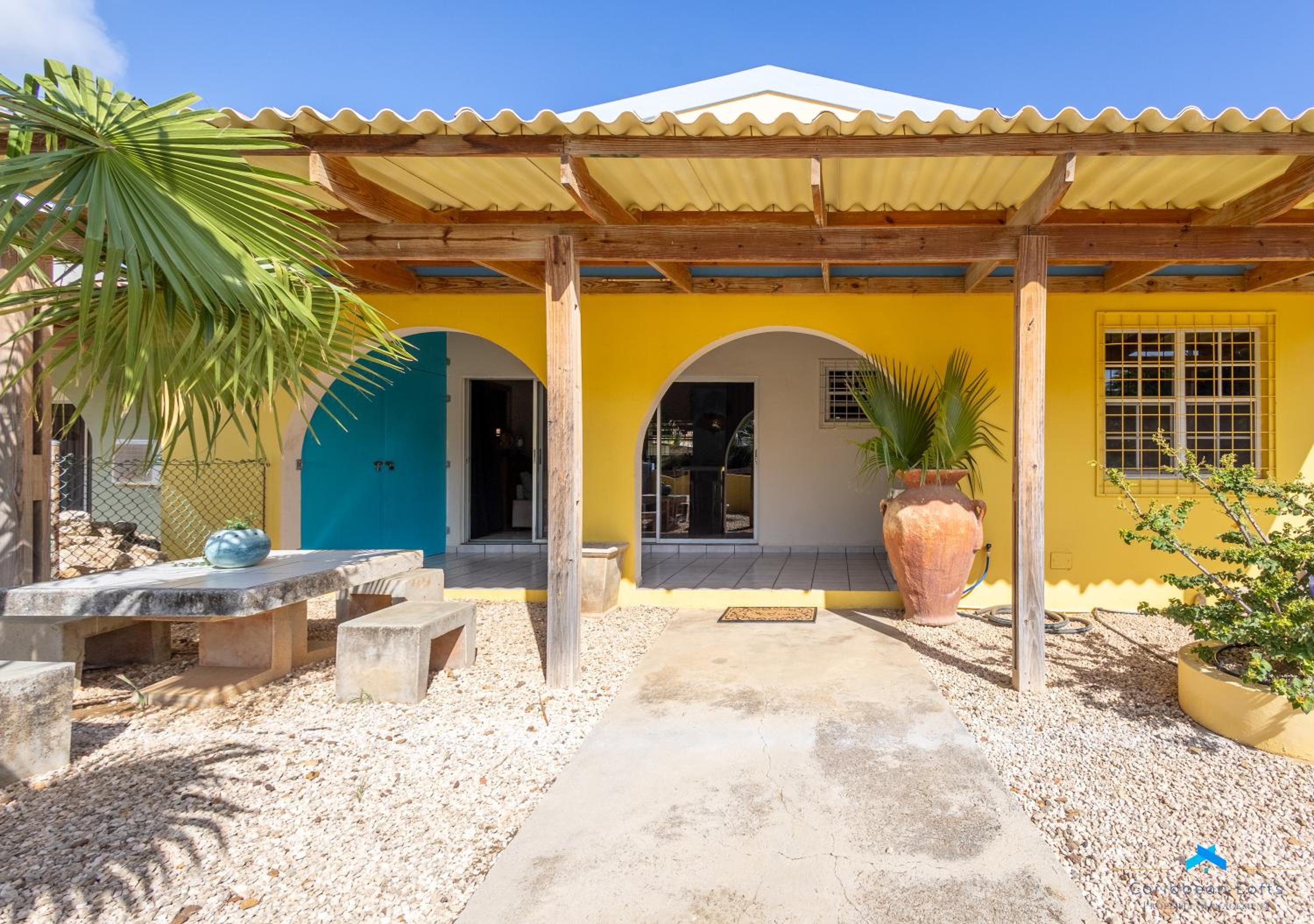 Caribbean Vibes / 2 bedroom house with big terrace