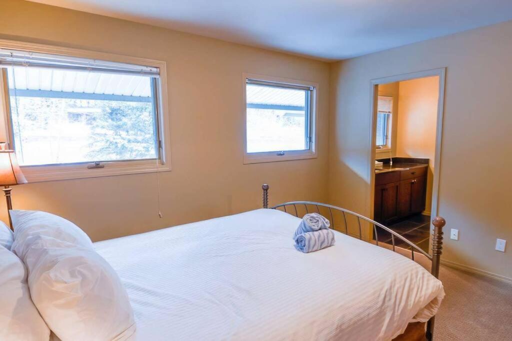 Thunder Ridge Chalet by Fernie Lodging Company