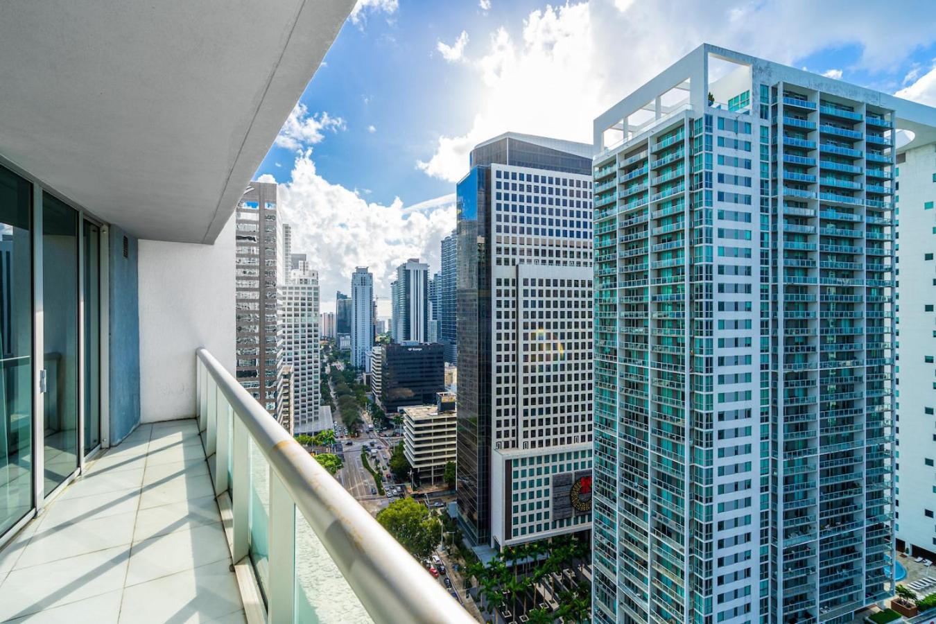 Modern High Rise One Bedroom at Icon Brickell (W)