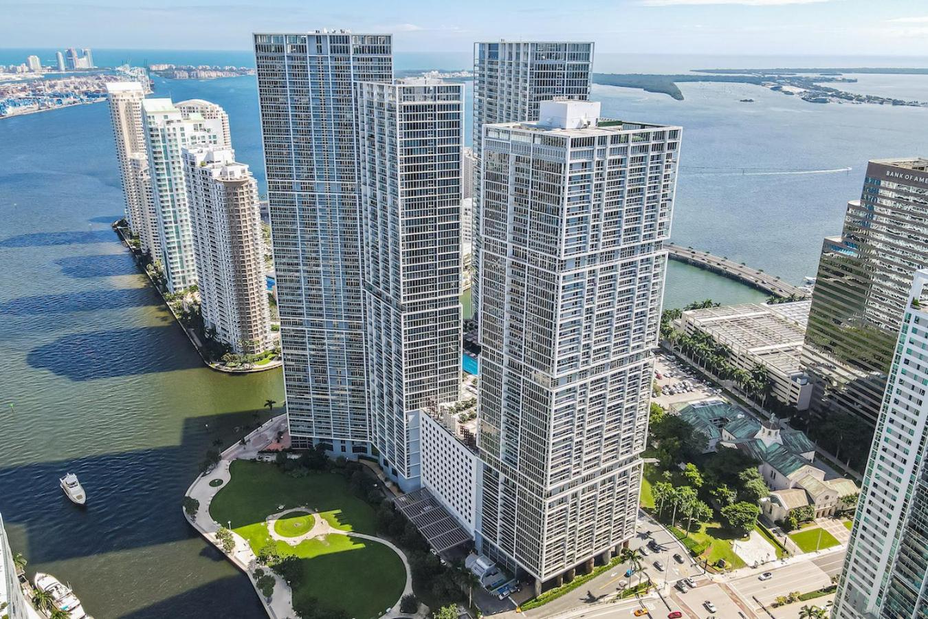 Modern High Rise One Bedroom at Icon Brickell (W)