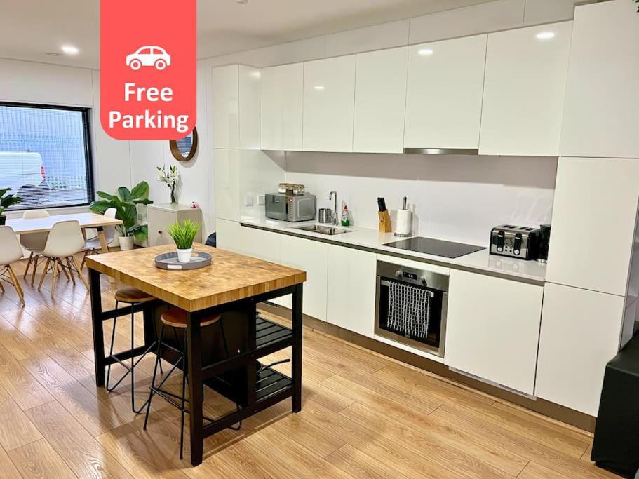 Large Townhouse 5 Beds with Two Parking Spaces - Manchester City Centre