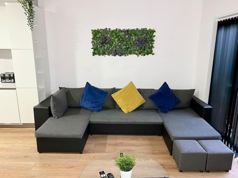 Large Townhouse 5 Beds with Two Parking Spaces - Manchester City Centre