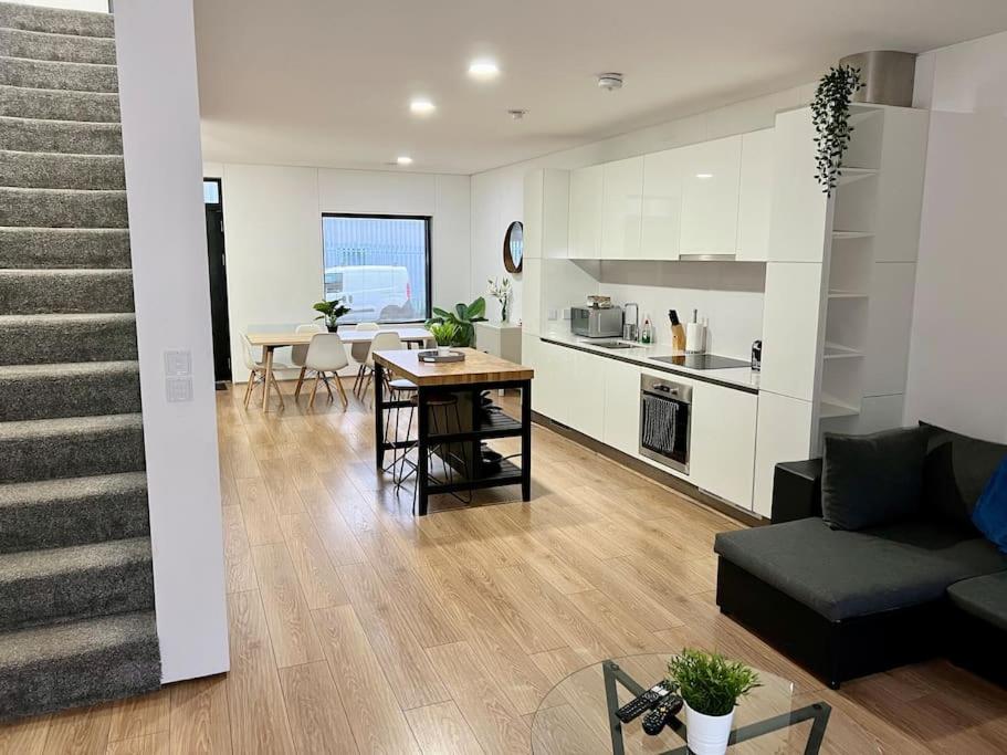 Large Townhouse 5 Beds with Two Parking Spaces - Manchester City Centre
