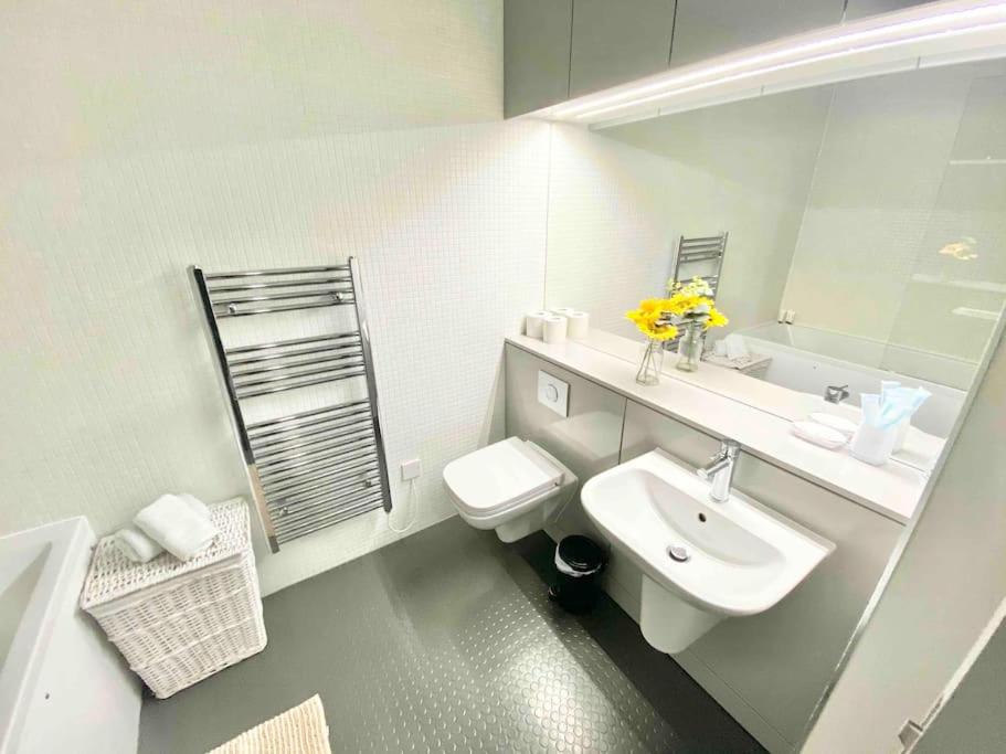 Large Townhouse 5 Beds with Two Parking Spaces - Manchester City Centre