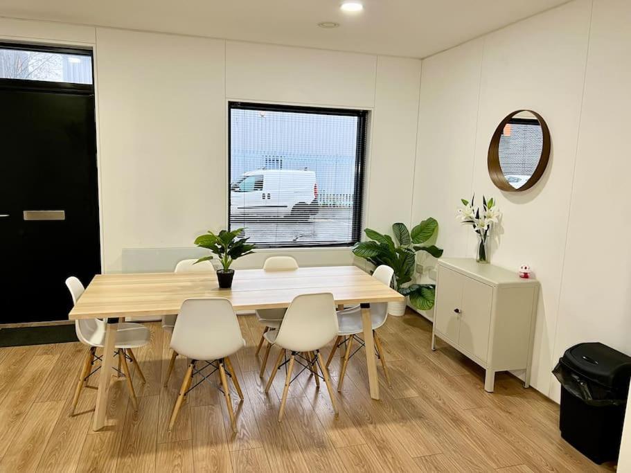 Large Townhouse 5 Beds with Two Parking Spaces - Manchester City Centre photo 4