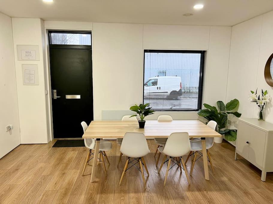 Large Townhouse 5 Beds with Two Parking Spaces - Manchester City Centre photo 5