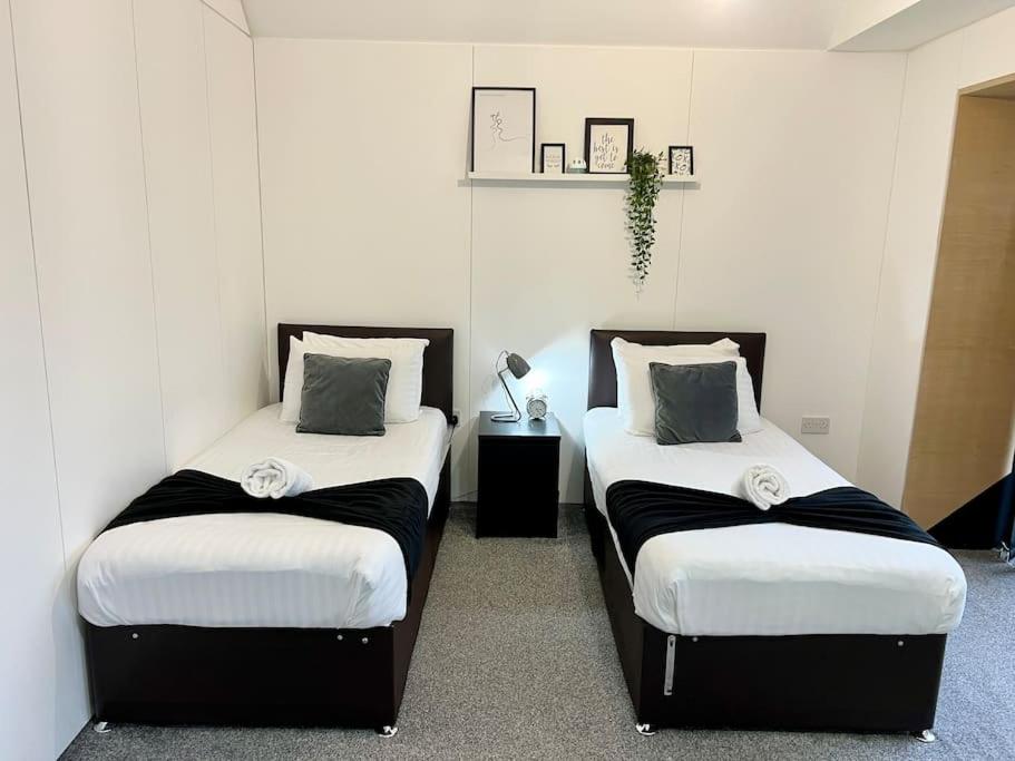 Large Townhouse 5 Beds with Two Parking Spaces - Manchester City Centre photo 3