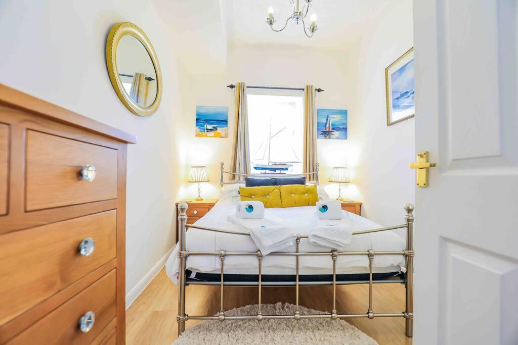 Waterside & Marina View Apartment in Torquay view 4