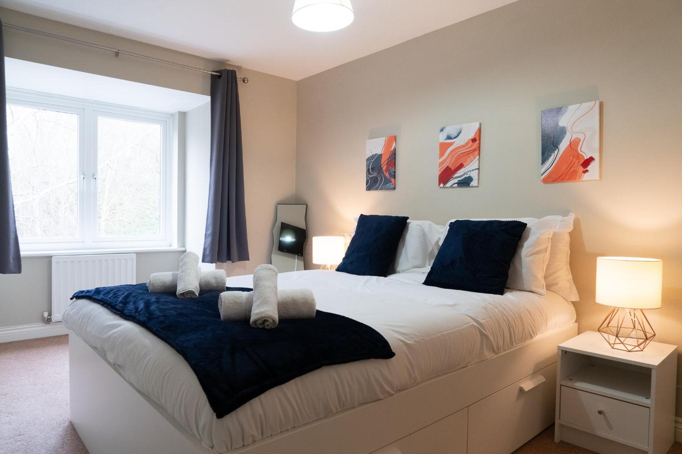 Entire 4 Bed Cosy Luxury Spacious house view 3