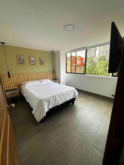 Penthouse W/ jacuzzi in Lleras park