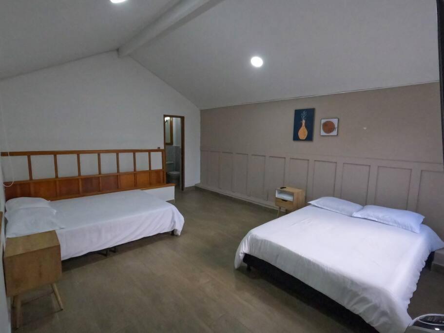 Penthouse W/ jacuzzi in Lleras park