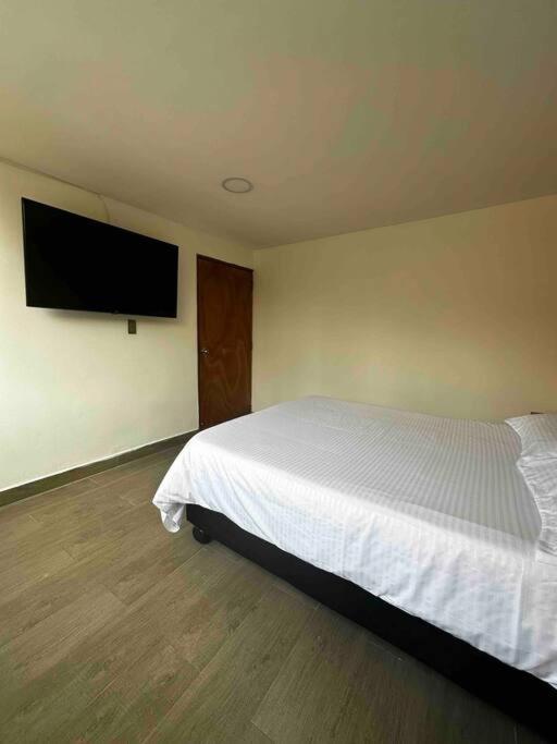 Penthouse W/ jacuzzi in Lleras park