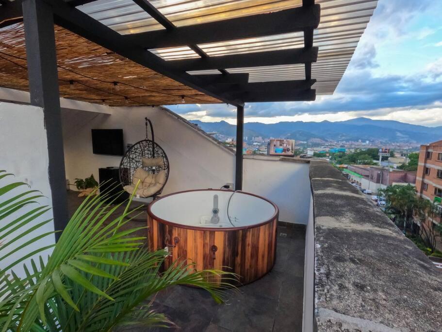 Penthouse W/ jacuzzi in Lleras park