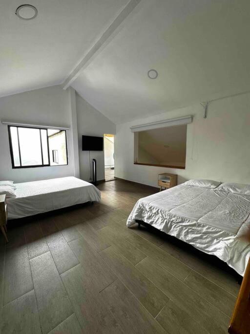Penthouse W/ jacuzzi in Lleras park
