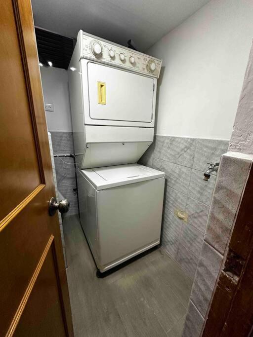 Penthouse W/ jacuzzi in Lleras park