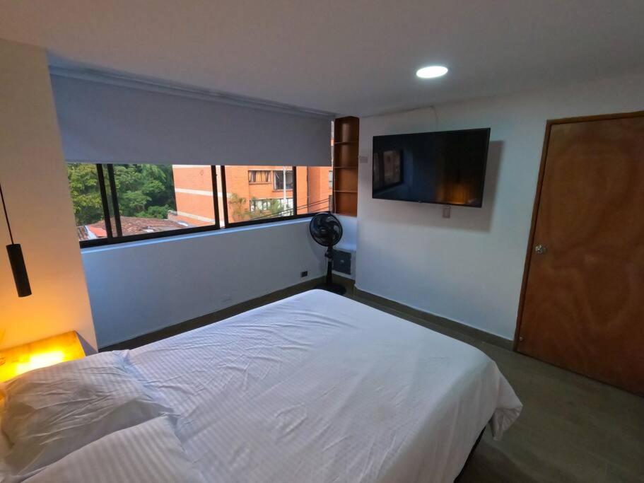 Penthouse W/ jacuzzi in Lleras park