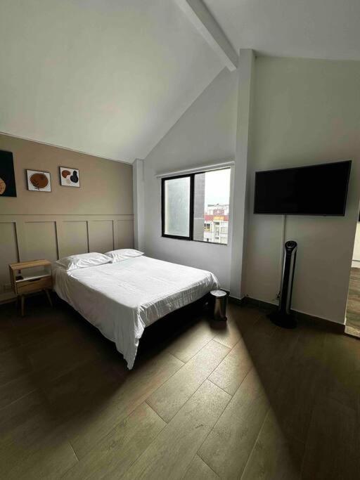 Penthouse W/ jacuzzi in Lleras park