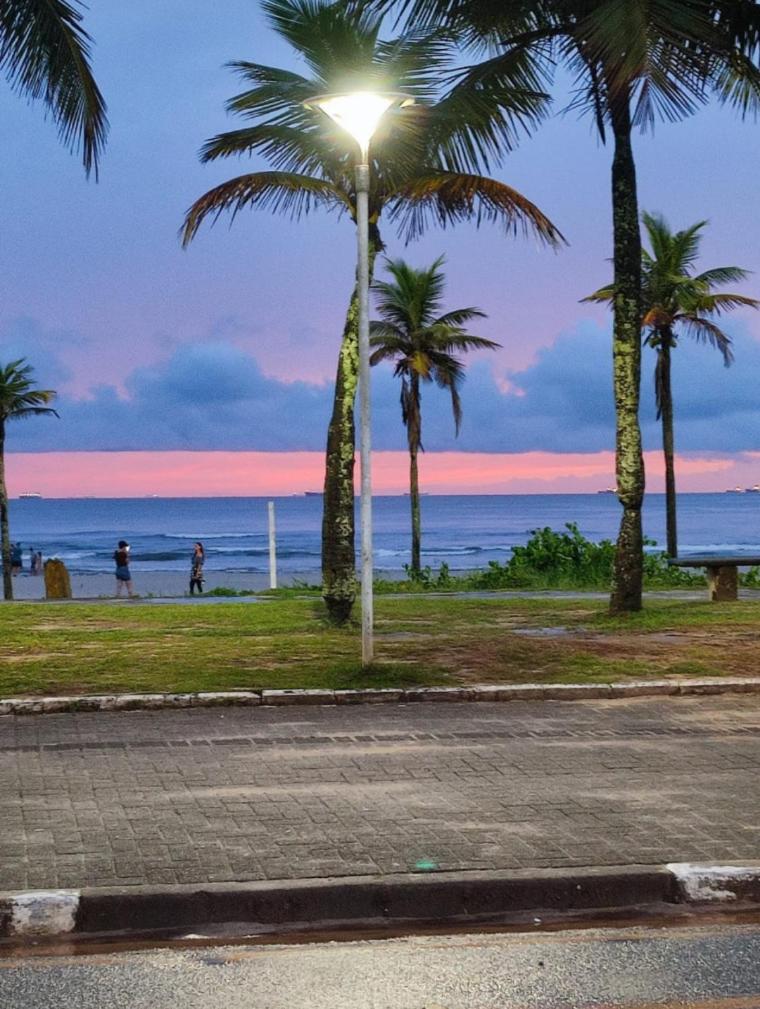 Apartamento Guarujá enseada 2 dormitórios pé na areia