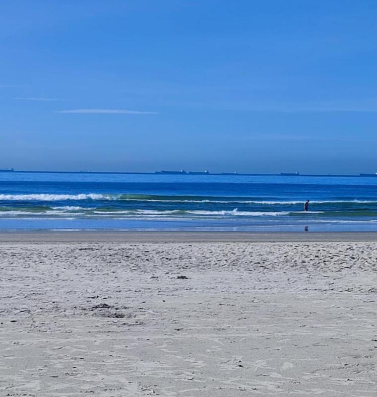 Apartamento Guarujá enseada 2 dormitórios pé na areia