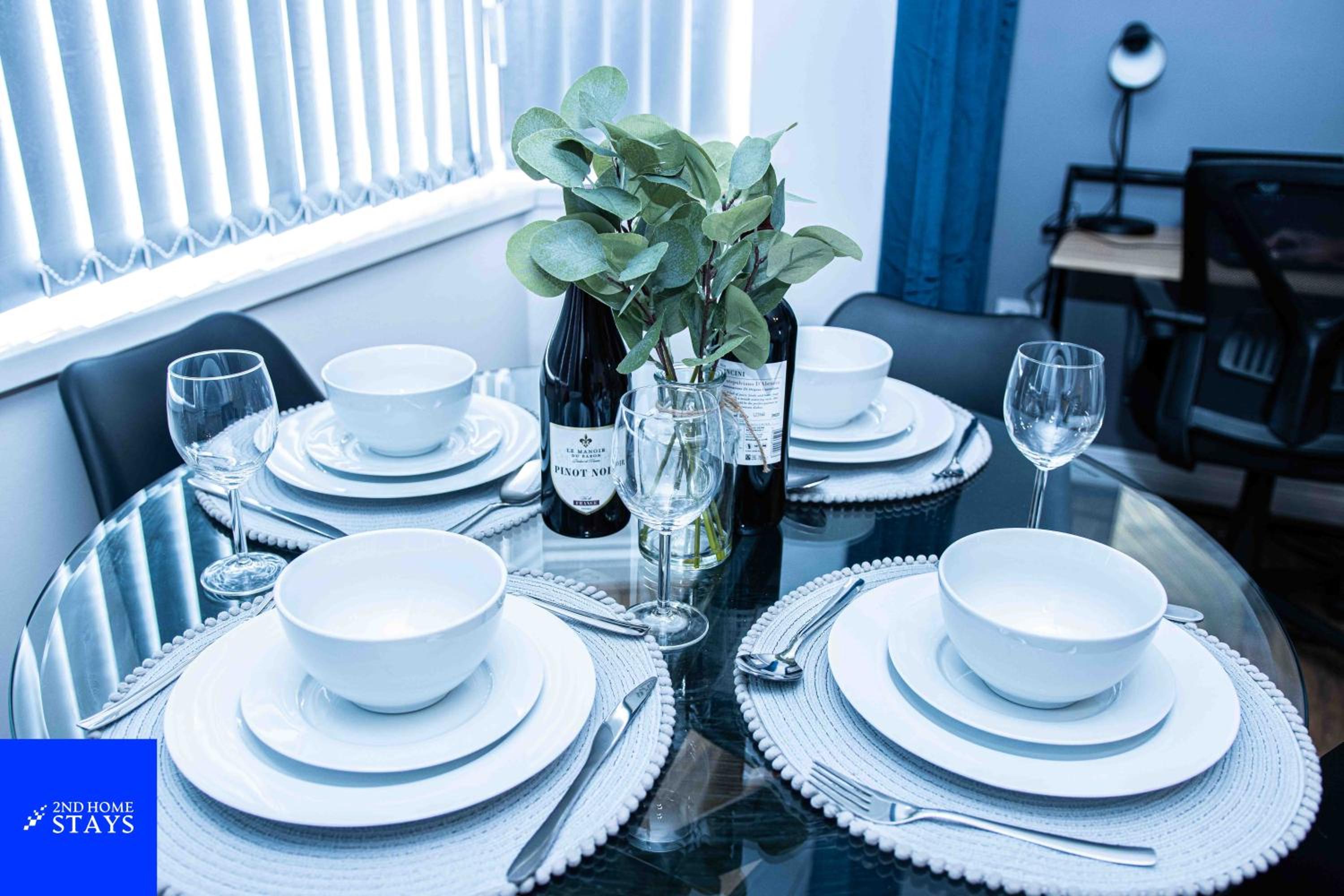 2ndHomeStays-Walsall- A Charming 3-Bed Home with Landscape View - Suitable for Contractors and Families -Large Parking for 3 Vans - Sleeps 7- 7 mins to J10