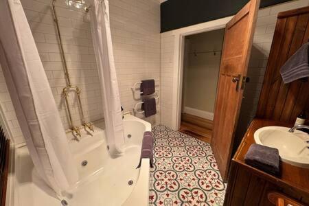 Renovated Cottage Near Cataract Gorge Launceston