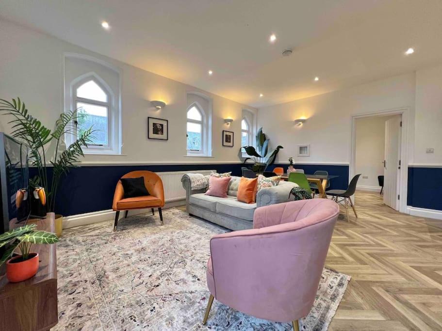 INCREDIBLE 3 Bedrooms Windsor Home, Free Parking - A Blend of Luxury and Character - Incredible Location - Windsor Castle, Ascot, Legoland, Heathrow Airpor view 3