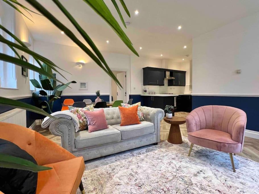 INCREDIBLE 3 Bedrooms Windsor Home, Free Parking - A Blend of Luxury and Character - Incredible Location - Windsor Castle, Ascot, Legoland, Heathrow Airpor view 5