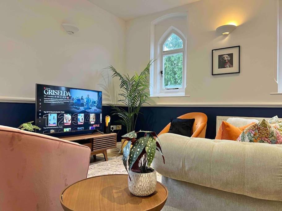 INCREDIBLE 3 Bedrooms Windsor Home, Free Parking - A Blend of Luxury and Character - Incredible Location - Windsor Castle, Ascot, Legoland, Heathrow Airpor view 4