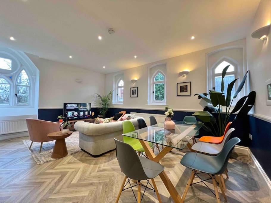 INCREDIBLE 3 Bedrooms Windsor Home, Free Parking - A Blend of Luxury and Character - Incredible Location - Windsor Castle, Ascot, Legoland, Heathrow Airpor view 2