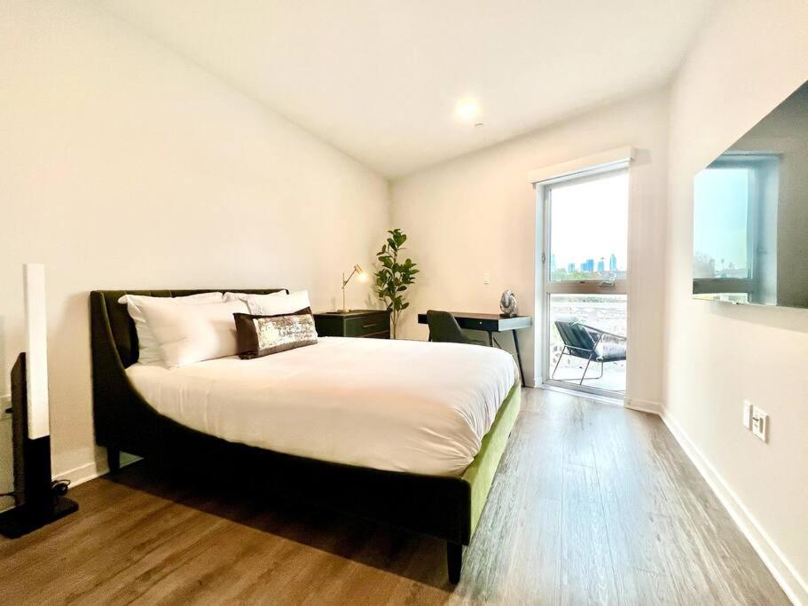 NEW One Bedroom Penthouse, Silver Lake + Parking!