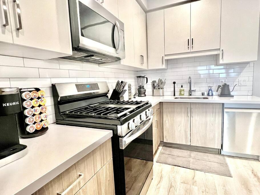 NEW One Bedroom Penthouse, Silver Lake + Parking!