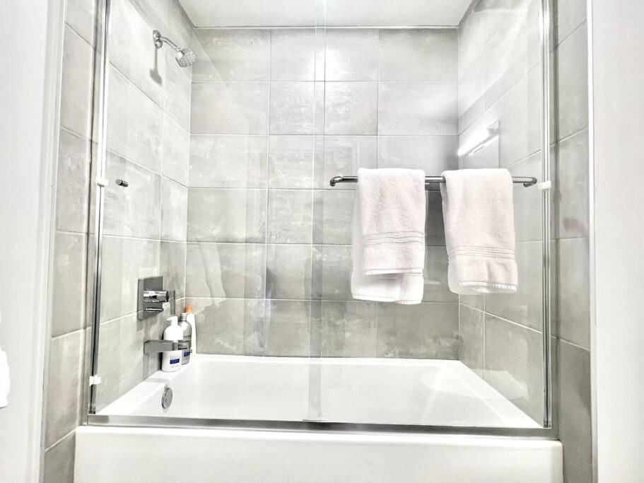 NEW One Bedroom Penthouse, Silver Lake + Parking!