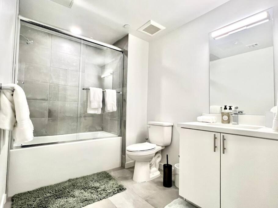 NEW One Bedroom Penthouse, Silver Lake + Parking!