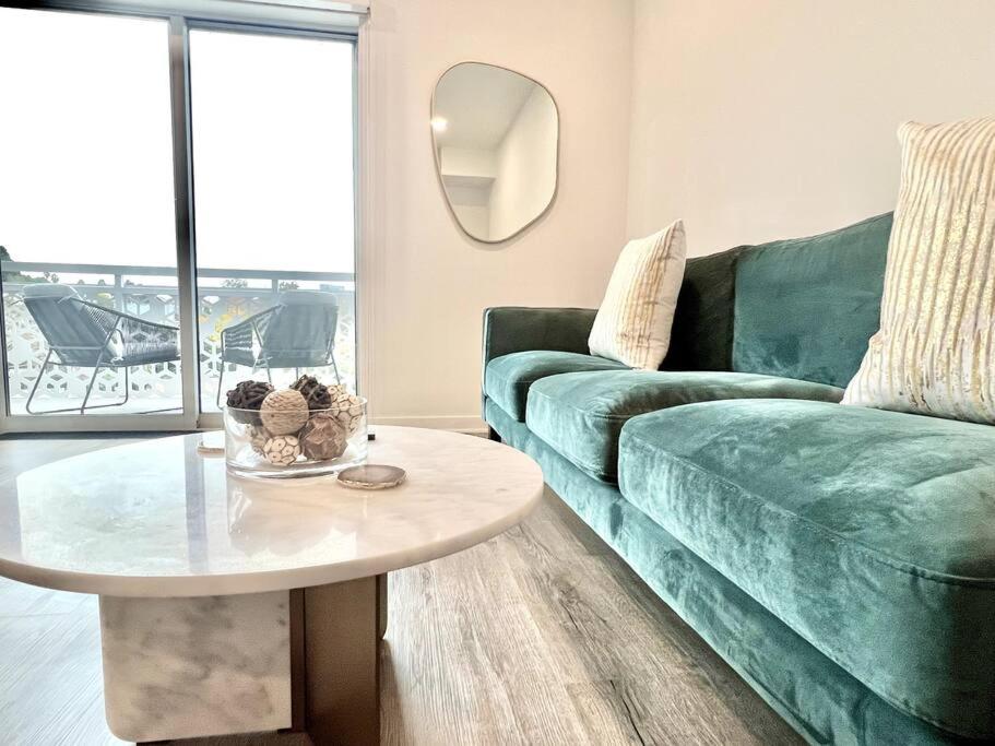 NEW One Bedroom Penthouse, Silver Lake + Parking!