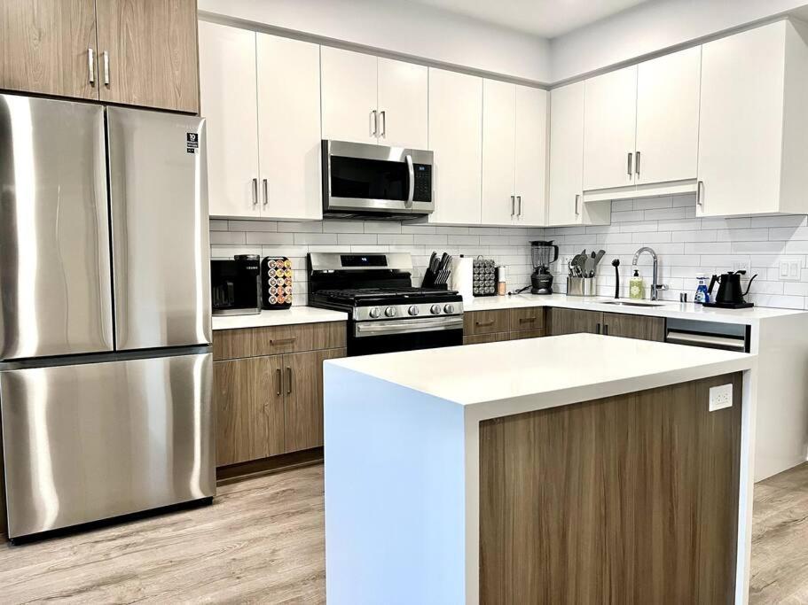 NEW One Bedroom Penthouse, Silver Lake + Parking!