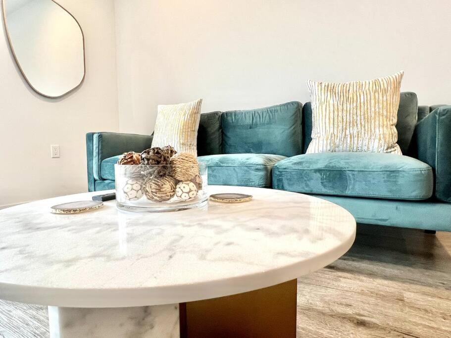 NEW One Bedroom Penthouse, Silver Lake + Parking!