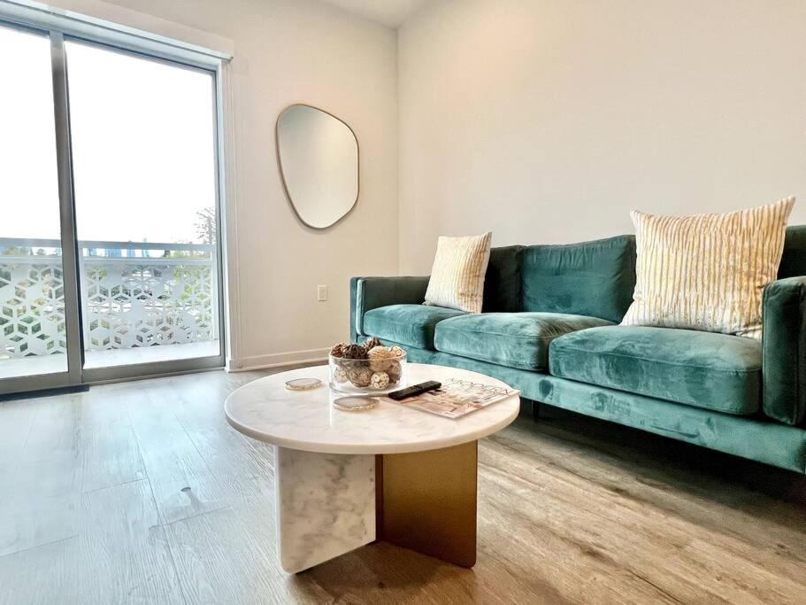 NEW One Bedroom Penthouse, Silver Lake + Parking!