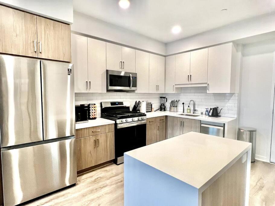 NEW One Bedroom Penthouse, Silver Lake + Parking!