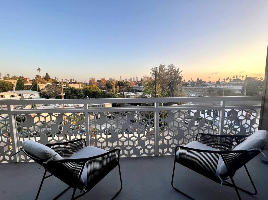 NEW One Bedroom Penthouse, Silver Lake + Parking!