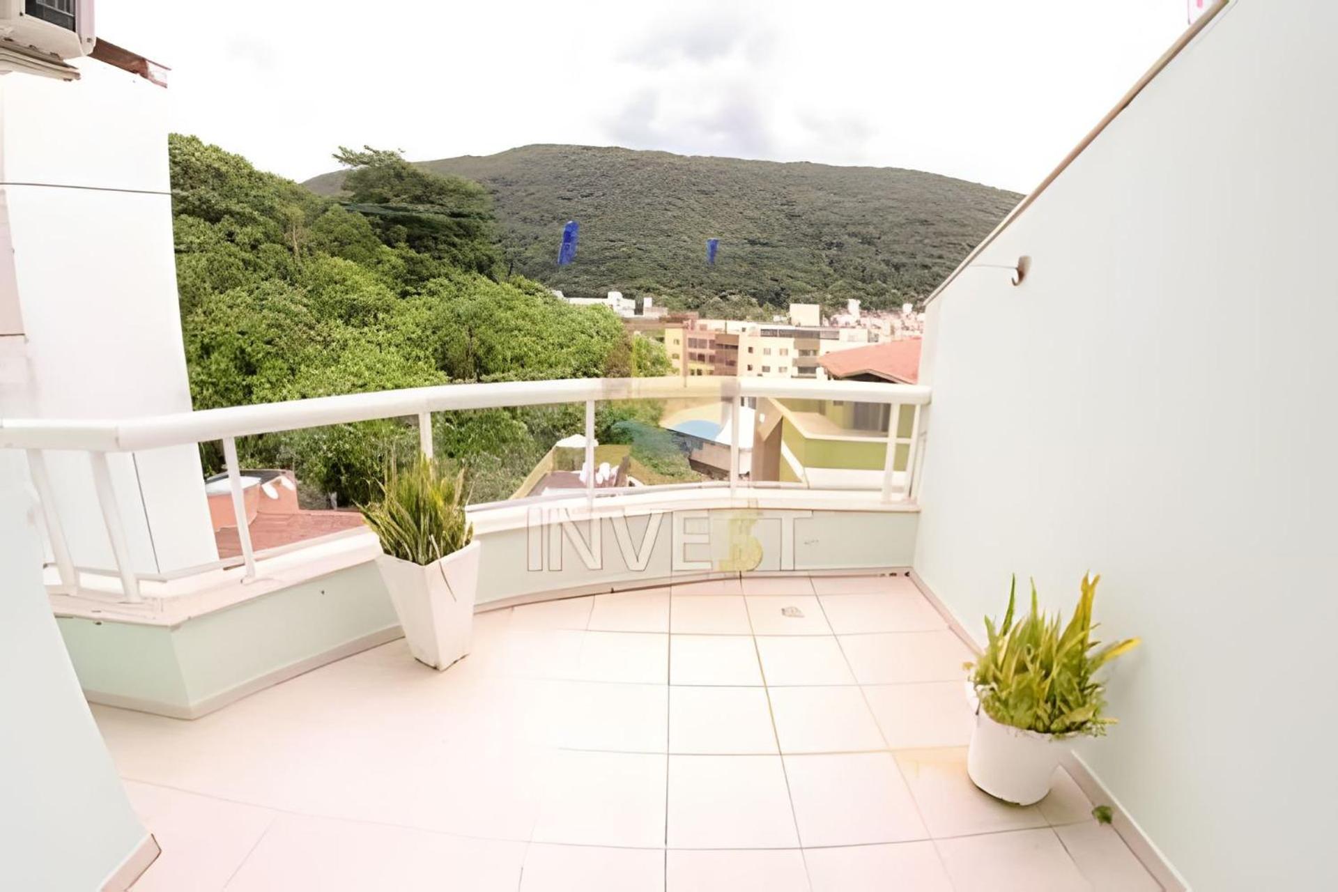 Cobertura com piscina e vista mar