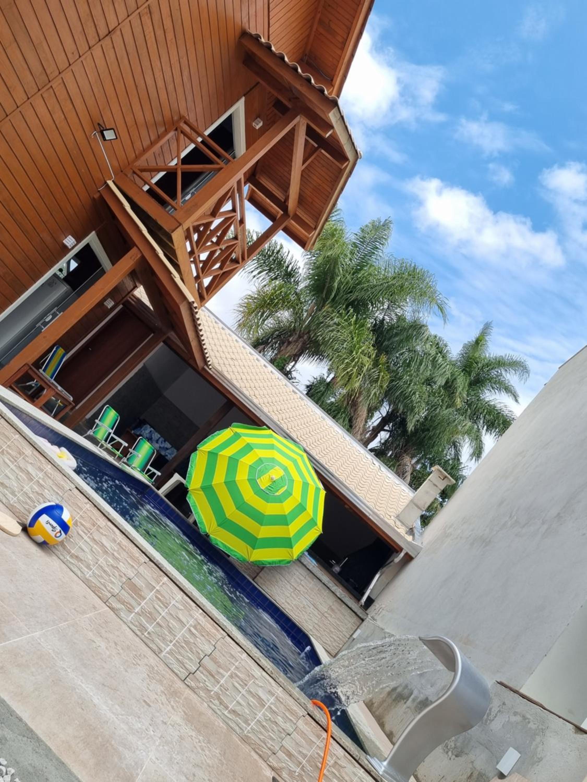 Casa com piscina em Zimbros