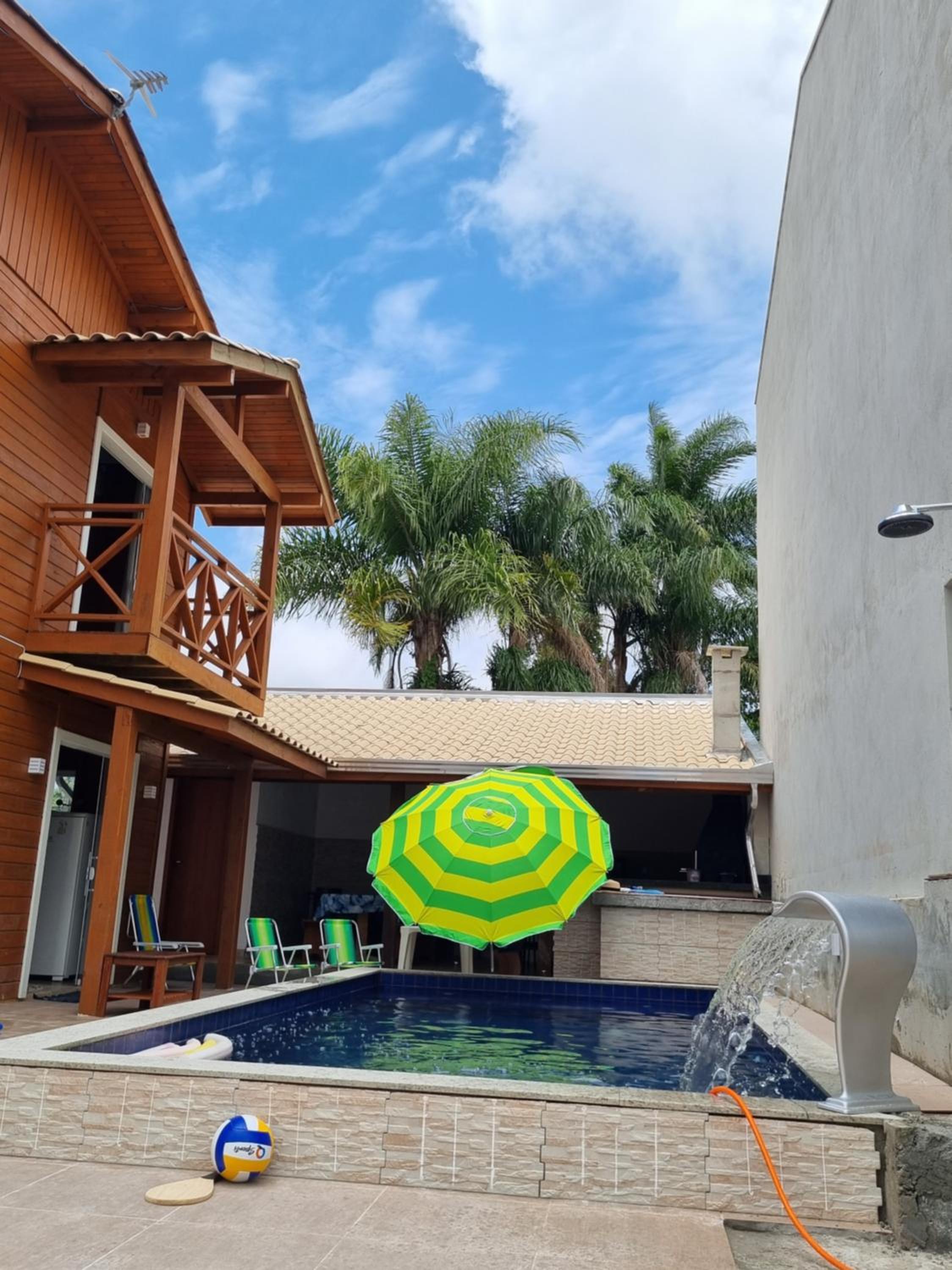 Casa com piscina em Zimbros