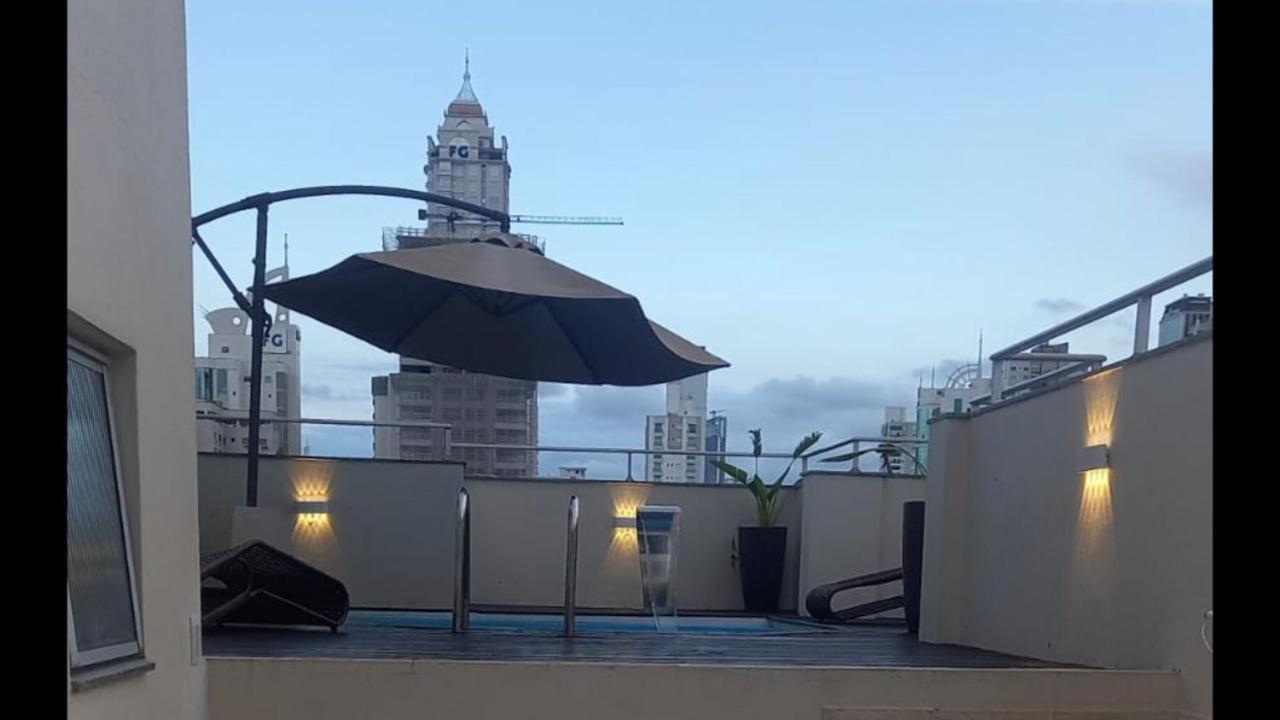 Espaçosa Cobertura quadra mar com piscina e vista do mar
