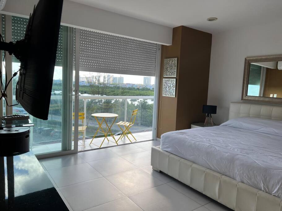 LUXURY CONDO BEACHFRONT AMARA