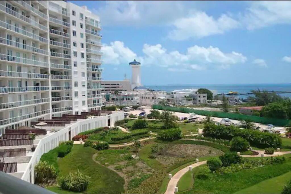 LUXURY CONDO BEACHFRONT AMARA