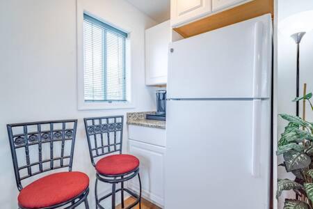 Modern 2BR Ocean Block Apt Walk to the Beach view 4