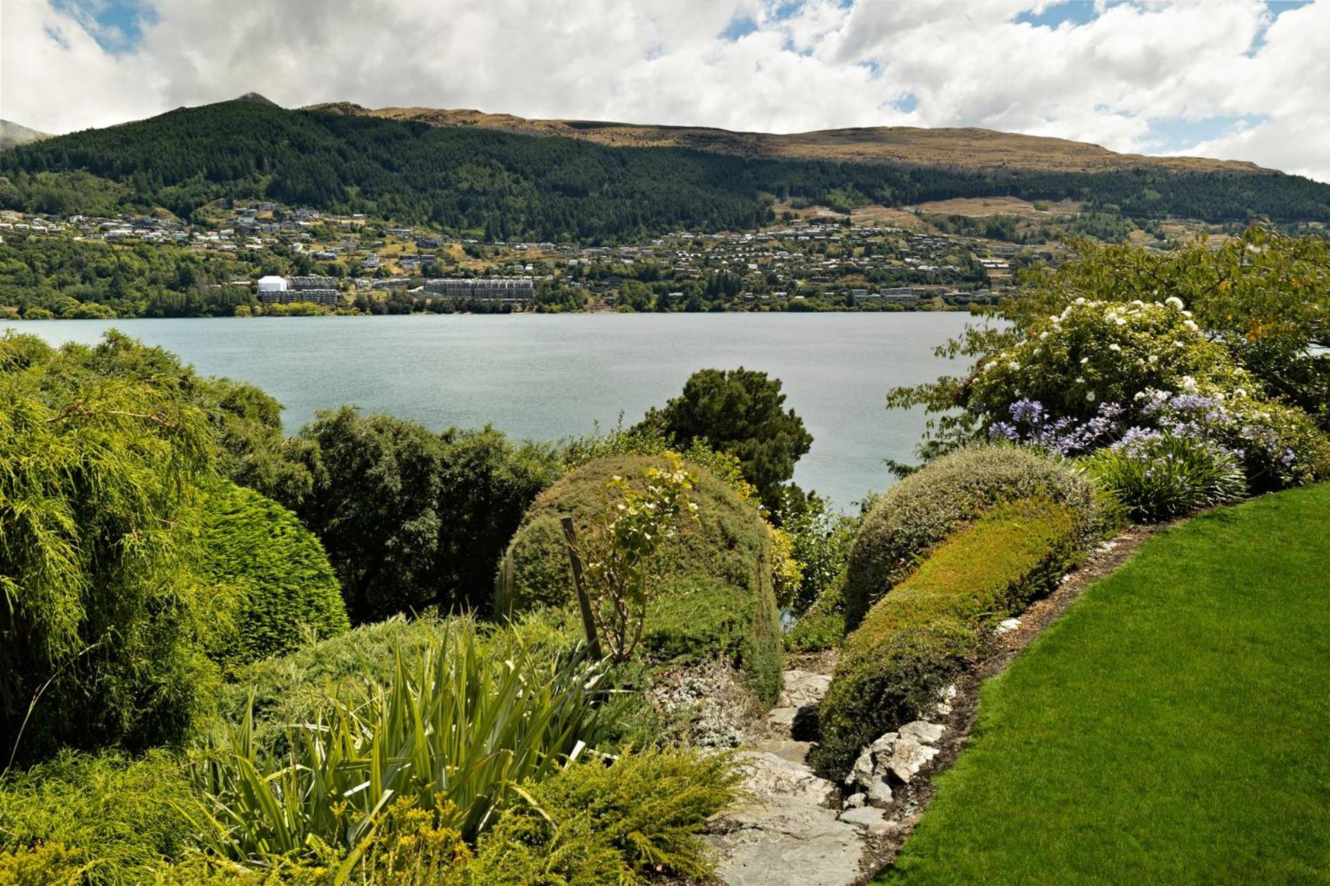 Lakefront Cottage