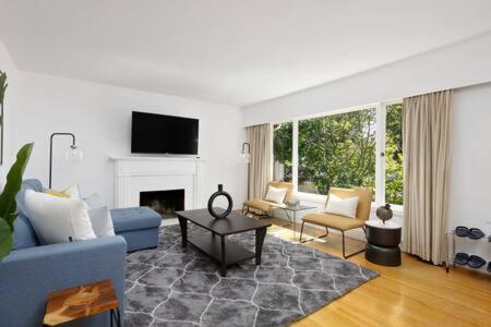 Spacious 3 bedroom property in North Vancouver view 2